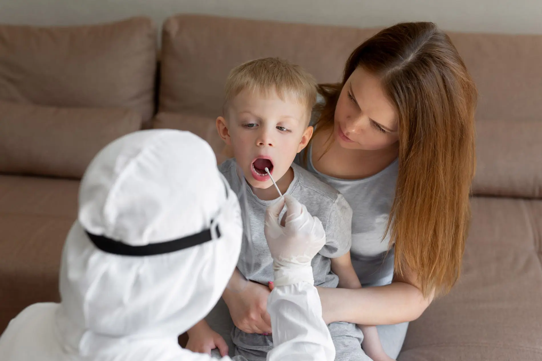 enfant réalise un test adn